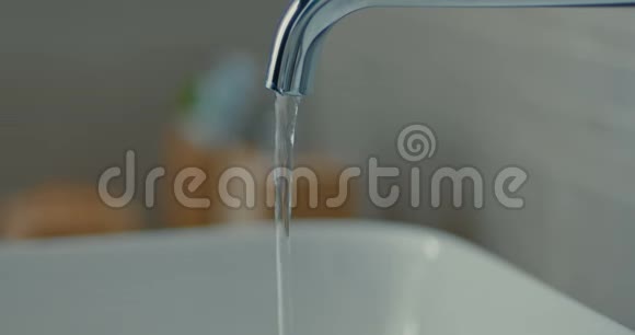 高质量的4k12位镜头身体护理人们在家中的现代设计浴室里洗手男子洗手视频的预览图