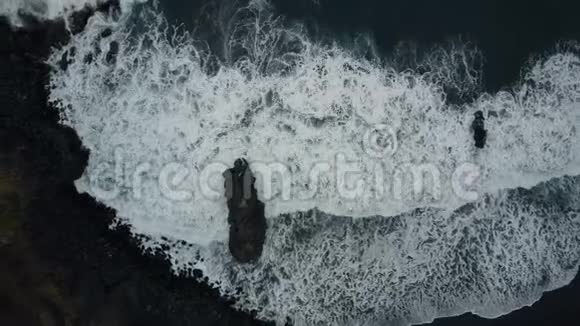 西班牙特内里费加那利群岛黑沙滩暗礁上海浪的高空俯视图视频的预览图