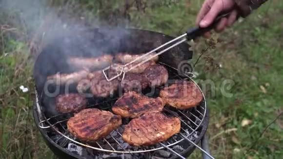 美味多汁的新鲜猪肉牛排在户外烧烤视频的预览图