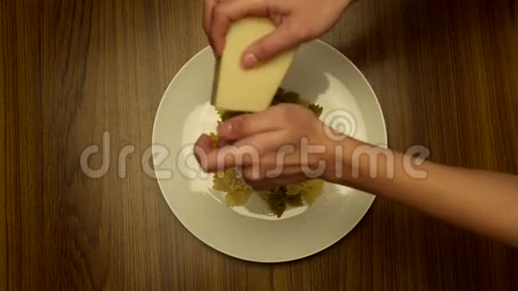 厨师在意大利面上添加奶酪视频的预览图