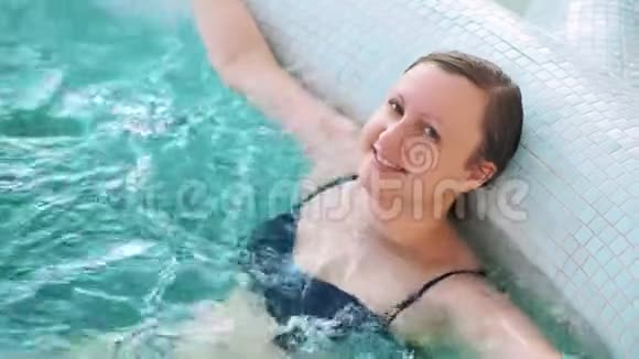 按摩浴缸里的中年妇女上面的风景视频的预览图