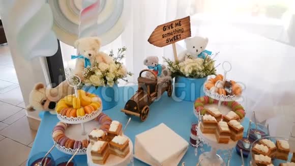 糖果酒吧美味的甜自助餐配纸杯蛋糕桌上摆着纸杯蛋糕和泰迪熊的美味节日自助餐视频的预览图