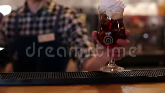 酒保把樱桃放在鸡尾酒上加鲜奶油然后放稻草视频的预览图