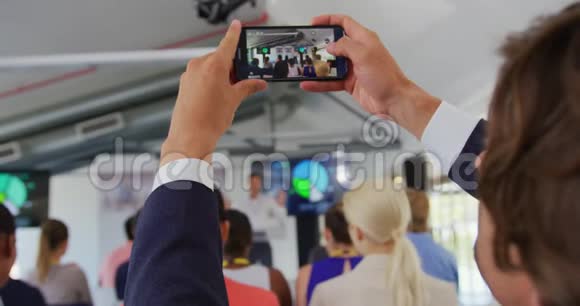 在商务会议上用智能手机拍摄观众视频的预览图