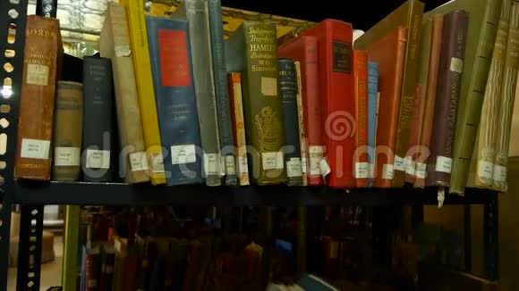 图书馆里书架上的一排旧书由一排旧书组成书架上有贴纸尼泊尔加德满都视频的预览图