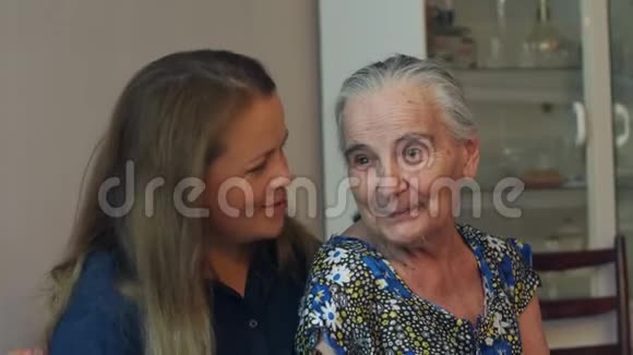 年轻的女人拥抱她九十岁的祖母视频的预览图