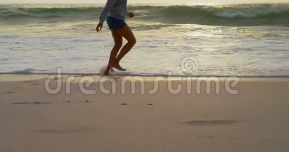 在海滩上玩海浪的女人很少视频的预览图