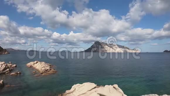 在撒丁岛海域和塔沃拉岛上空的蓝天白云的惊人时间推移镜头视频的预览图