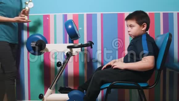 医疗诊所脑瘫儿童的职业给孩子完成职业的奖励视频的预览图