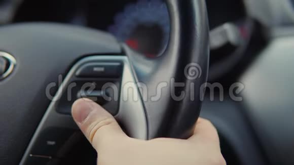 汽车司机正在使用舵开关改变行程计算机的调整视频的预览图