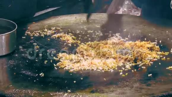 在塔瓦上制作的Biryani鸡的视频脚斋月拉姆赞的名菜在伊夫塔尔供应视频的预览图