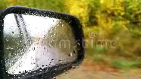秋天的景色透过潮湿的车窗视频的预览图