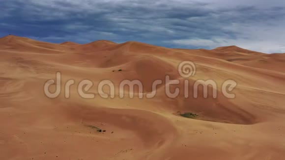 多云天空下沙丘的鸟瞰图视频的预览图