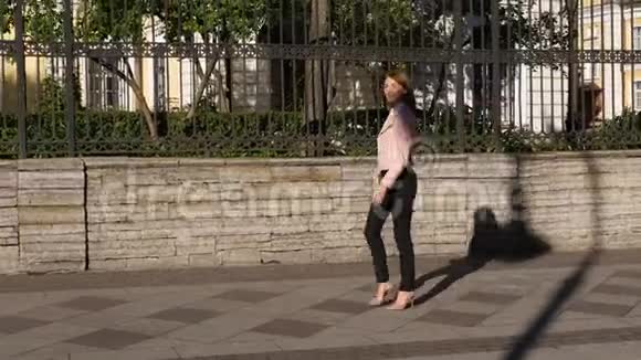 优雅的红发女人穿着裸高跟鞋走路视频的预览图