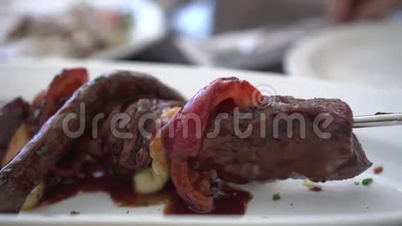非洲野味肉餐厅食物春烤香肠和鸵鸟烧烤视频的预览图