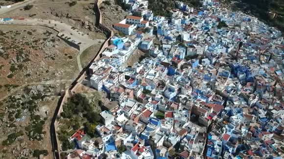 飞越Chefchaouen和摩洛哥的一个蓝色城市上面有Dronex28Aerialx29视频的预览图