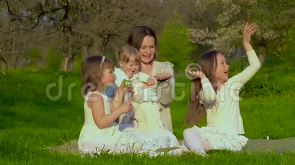 妈妈和三个女儿在公园里休息视频的预览图