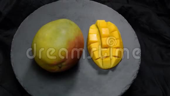 有机热带水果在黑色盘子上关闭幻灯片芒果视频的预览图