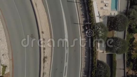汽车和自行车在海上蜿蜒的道路上通行视频的预览图