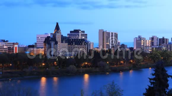 加拿大Saskatoon的夜间至白天时间视频的预览图