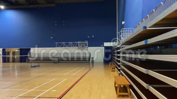 室内体育场羽毛球和篮球场视频的预览图