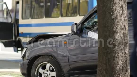 道路事故后大街上的灰色汽车坏了碰撞后失事的汽车视频的预览图