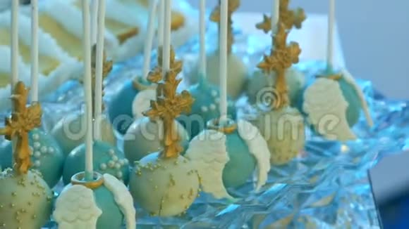 糖果酒吧带有基督教十字架和天使翅膀的美味甜糖果视频的预览图