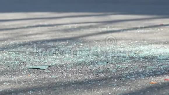 事故后沥青破碎玻璃部分视频的预览图