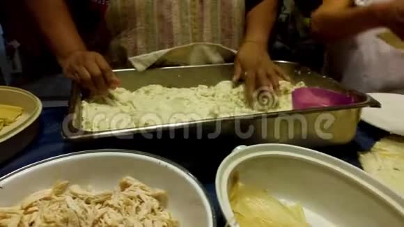 墨西哥女人正在做自制的玉米粉墨西哥菜视频的预览图