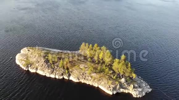 飞越卡雷利亚拉多加湖岛屿海峡和岩石海岸俄罗斯视频的预览图