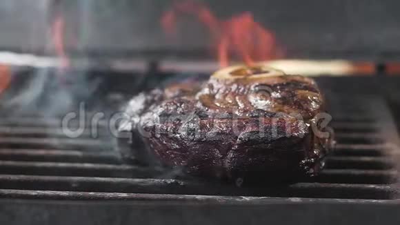 厨师把胡椒粉倒在烤架上的肉上很多火慢动作特写视频的预览图