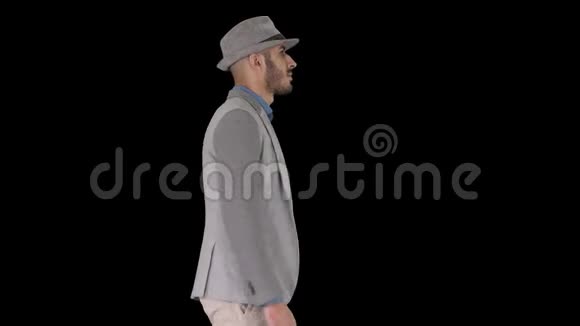 阿尔法海峡休闲阿拉伯男子戴帽散步视频的预览图