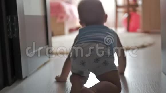 有趣的小男孩爬在地板上在家中特写婴儿的腿向地板上的玩具爬行视频的预览图