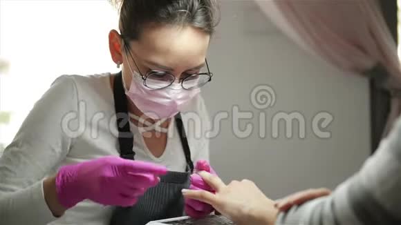 指甲修剪专家给客户指甲美容师把指甲送到指甲沙龙里的女人身上高加索女人视频的预览图