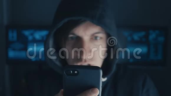 愤怒的黑客在胡德使用智能手机网络犯罪的尖叫和挑衅视频的预览图