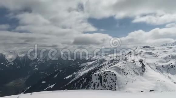 奥地利蒂罗尔州梅罗芬的雪山和云时间推移视频的预览图