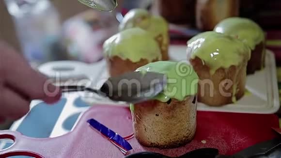用糖霜装饰复活节蛋糕的过程厨师手的特写镜头视频的预览图