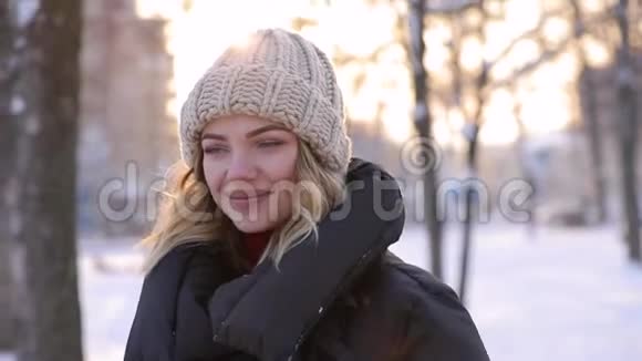 在冬季公园散步的美女慢吞吞的视频的预览图