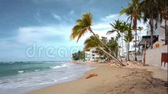 阳光明媚的一天多明尼加海滩上的水被压碎视频的预览图