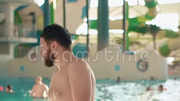 一个留胡子的人在室内水上公园休息视频的预览图