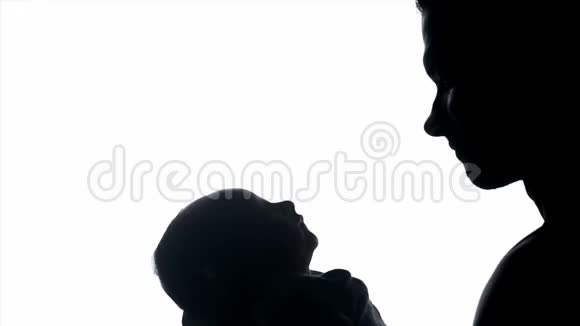 快乐的父亲在他的小新生婴儿的爱视频的预览图