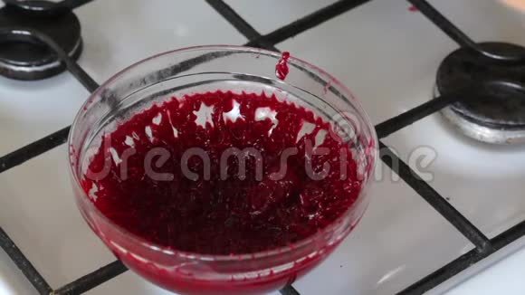 蔓越莓捣碎棉花糖在玻璃容器中视频的预览图