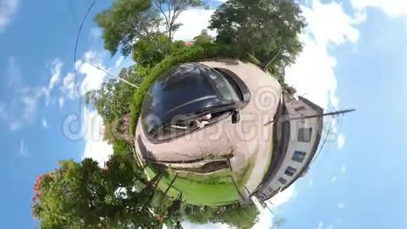360景迷你mundo汽车在巴西的一个村庄里行驶视频的预览图