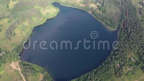 一架蓝色直升机上的湖泊录像视频的预览图