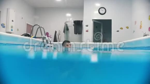 脑瘫患儿的水康复治疗和指导员一起游泳的婴儿视频的预览图