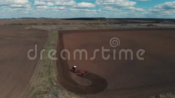 在种植季节开始时拖拉机在田间犁地拖拉机打开了田野视频的预览图