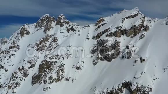大片的山脉在全景空中拍摄了大量新鲜的雪4k视频的预览图