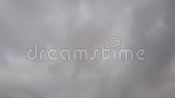 在风的引导下烟雾缭绕的灰色云在空气中快速流动视频的预览图