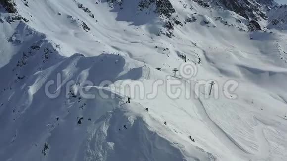 美丽的白雪覆盖着一座山有滑雪电梯和人4k视频的预览图