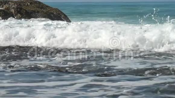 美丽的海浪在棕色岩石附近缓慢移动视频的预览图